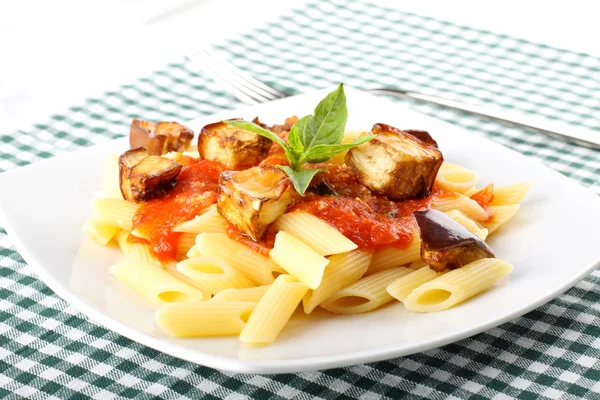 Pasta con tomate, albahaca y berenjena — Foto de Stock