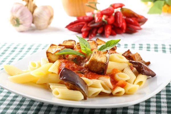 Pasta med tomat, basilika och aubergine — Stockfoto