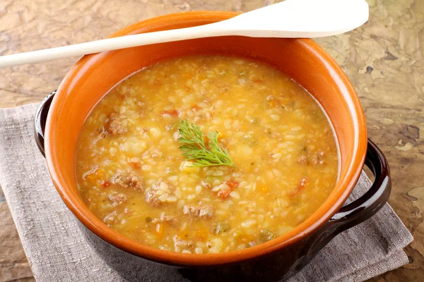 Soupe de pommes de terre aux pâtes et boulettes de viande — Photo