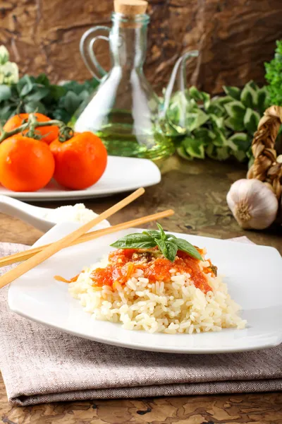 Rijst met tomatensaus en basilicum — Stockfoto