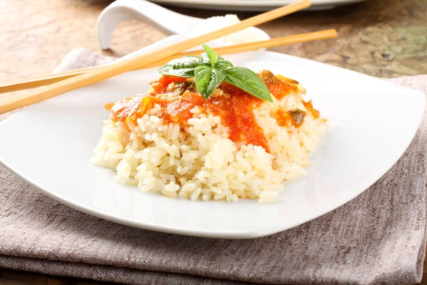 Rijst met tomatensaus en basilicum — Stockfoto