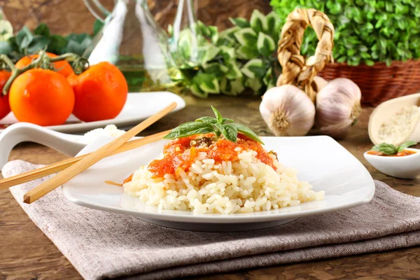 Rijst met tomatensaus en basilicum — Stockfoto