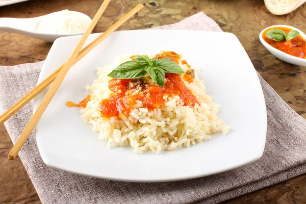 Reis mit Tomatensauce und Basilikum — Stockfoto