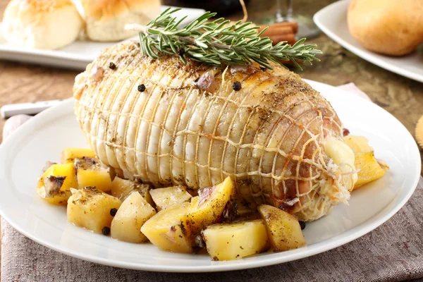 Kip roll gevuld met gebakken aardappelen — Stockfoto