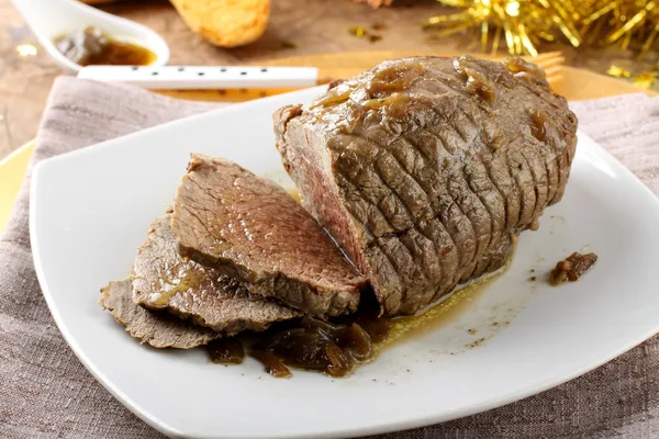 Roast beef with gravy — Stock Photo, Image