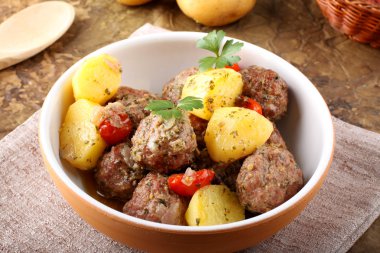 patates suyu, domates soslu köfte