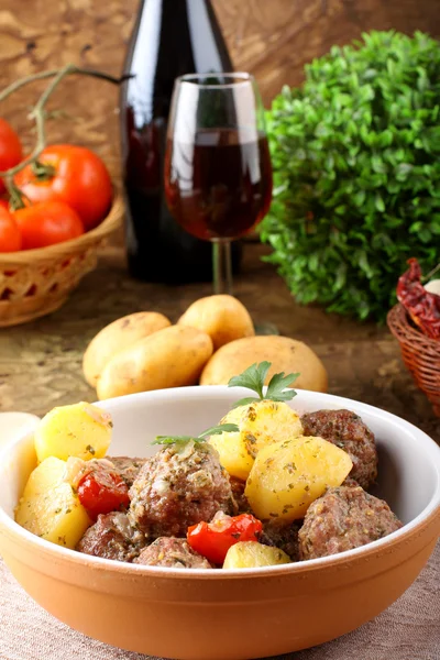 Chiftele cu sos de roșii cu cartofi în bulion — Fotografie, imagine de stoc