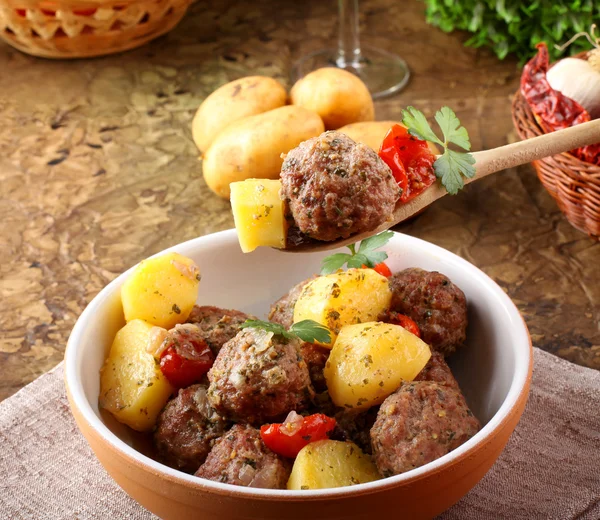 Meatballs with tomato sauce with potatoes in broth — Stock Photo, Image