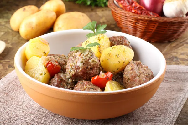 Almôndegas com molho de tomate com batatas em caldo — Fotografia de Stock