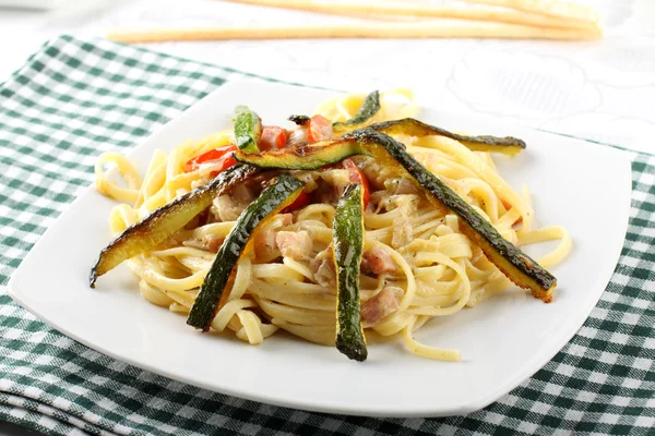 Pasta carbonara med färsk zucchini — Stockfoto