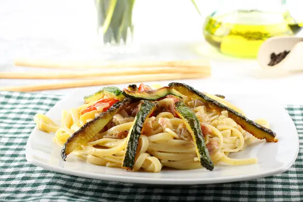 Pasta carbonara met verse courgette — Stockfoto