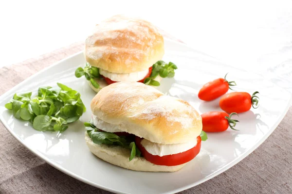 Sanduíches com mussarela, tomate e alface — Fotografia de Stock