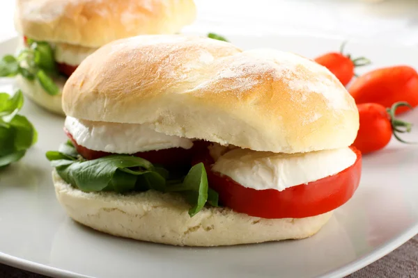 モッツァレラチーズ、トマト、レタスのサンドイッチ — ストック写真