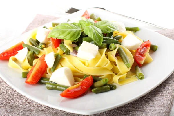 Fettuccine con judías verdes, mozzarella y tomate — Foto de Stock