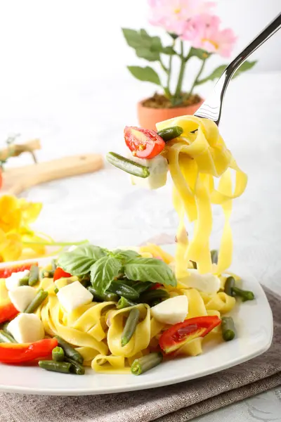 Fettuccine cu fasole verde, mozzarella și roșii — Fotografie, imagine de stoc