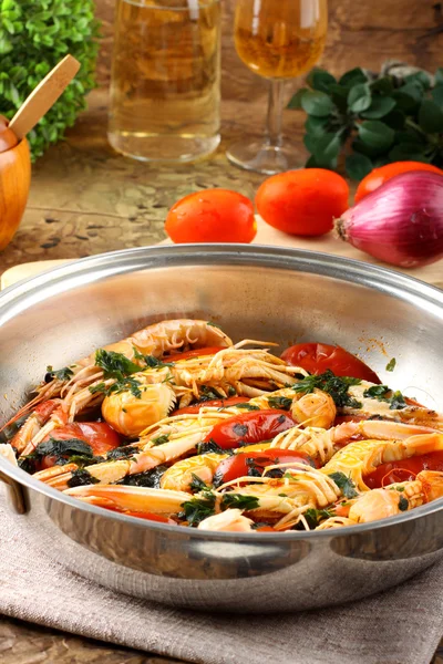 Casserole aux crevettes et tomates — Photo