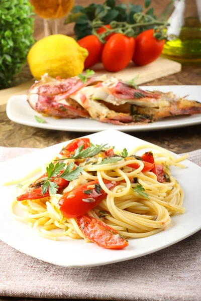 Spaghetti mit Rotbarsch — Stockfoto