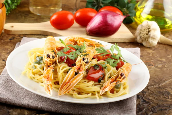 Spaghetti med räkor — Stockfoto