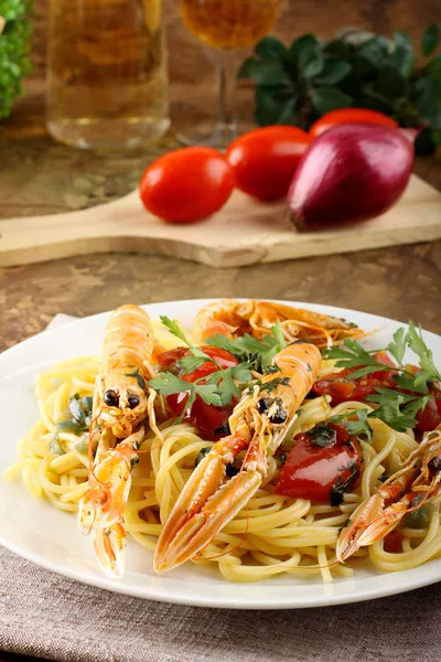 Espaguete com camarão — Fotografia de Stock