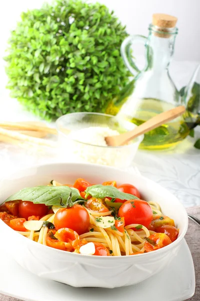 Těstoviny s rajčaty a bazalkou — Stock fotografie