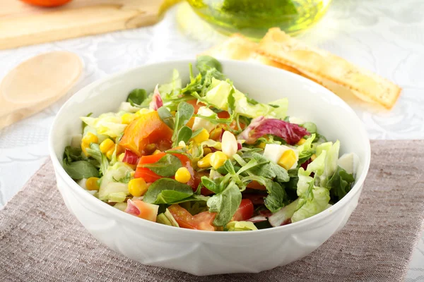 Schüssel mit gemischtem Salat — Stockfoto