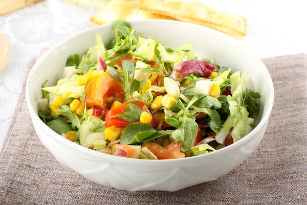 Schüssel mit gemischtem Salat — Stockfoto