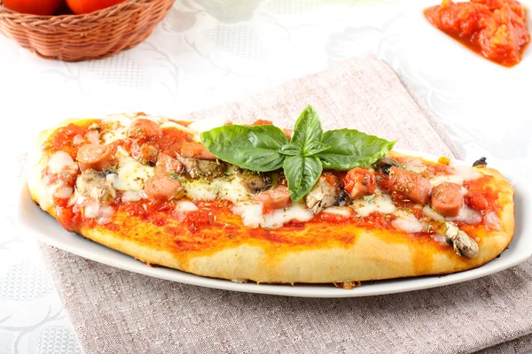 Итальянская пицца с помидорами и базиликом — стоковое фото