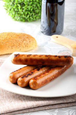 wurstel çanak üzerinde