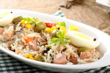 pirinç yumurta, Mısır ve zeytin salatası