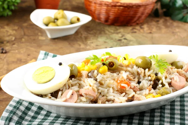 Rijst salade met eieren, maïs en olijven — Stockfoto