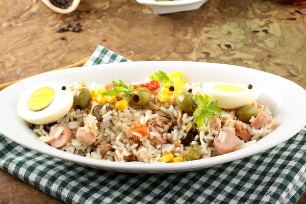 Rýžový salát s vejci, kukuřicí a olivami — Stock fotografie