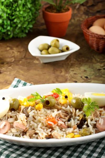 Rijst salade met eieren, maïs en olijven — Stockfoto