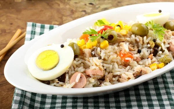 Ensalada de arroz con huevos, maíz y aceitunas —  Fotos de Stock