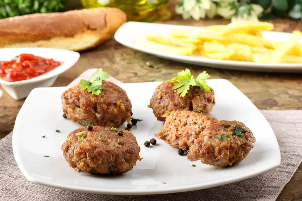 Gehaktballen met knoflook, peterselie en uien — Stockfoto