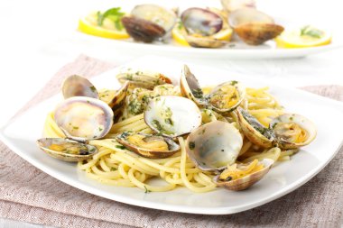 Spagetti taze istiridye, sarımsak ve maydanoz ile