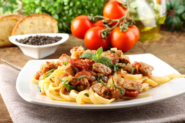 Pasta con pezzi di tonno fresco, pomodoro e menta — Foto Stock