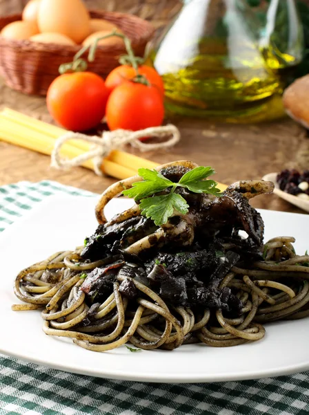 Pasta met inktvis inkt en verse tomaten — Stockfoto
