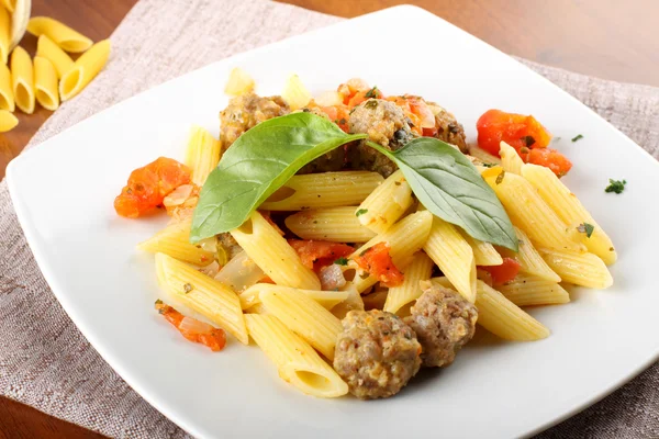 Pasta med köttbullar, tomat och basilika — Stockfoto