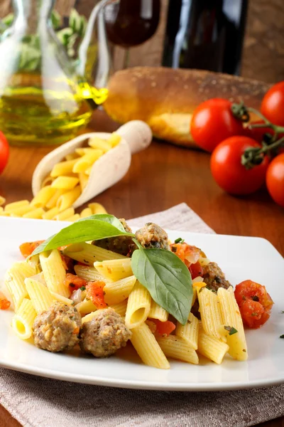 Pasta con albóndigas, tomate y albahaca — Foto de Stock