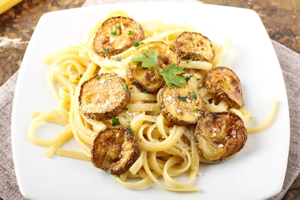 Pasta med stekt zucchini — Stockfoto