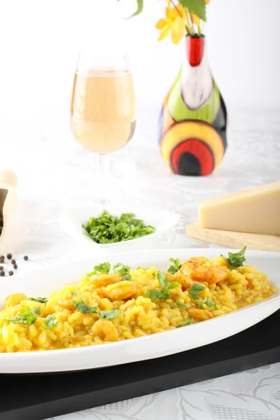 Safran ve taze karidesli risotto — Stok fotoğraf