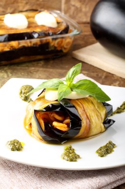 makarna ile doldurulmuş patlıcan haddelenmiş