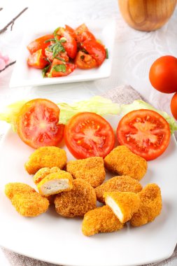 tavuk kanadı üzerinde çanak