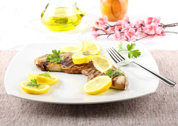 Slice tuna with lemon — Stock Photo, Image