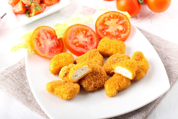 Nuggets de pollo en el plato — Foto de Stock