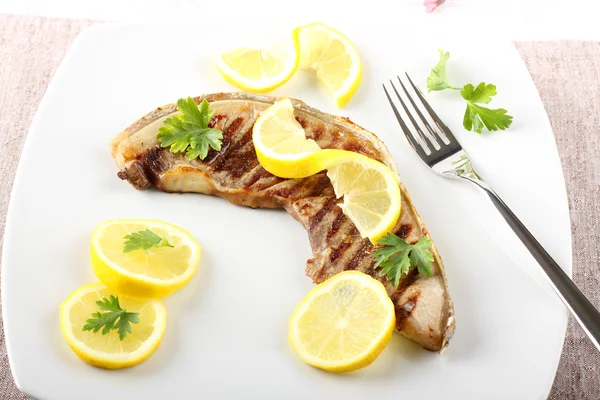 Slice tuna with lemon — Stock Photo, Image