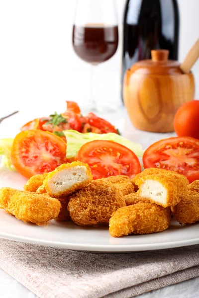 Kyckling nuggets på maträtt — Stockfoto