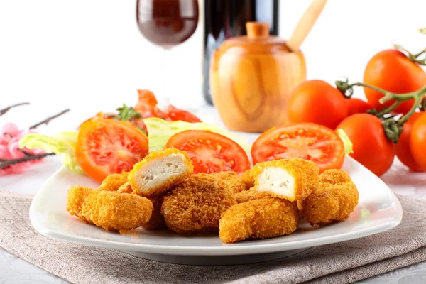 Kyckling nuggets på maträtt — Stockfoto