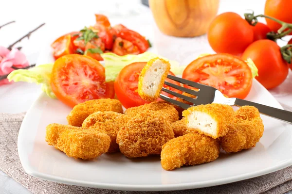 Nuggets de frango no prato — Fotografia de Stock