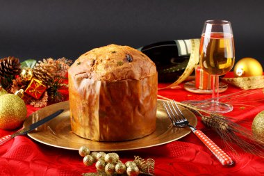 Tablo ile panettone ve yılbaşı süsleri